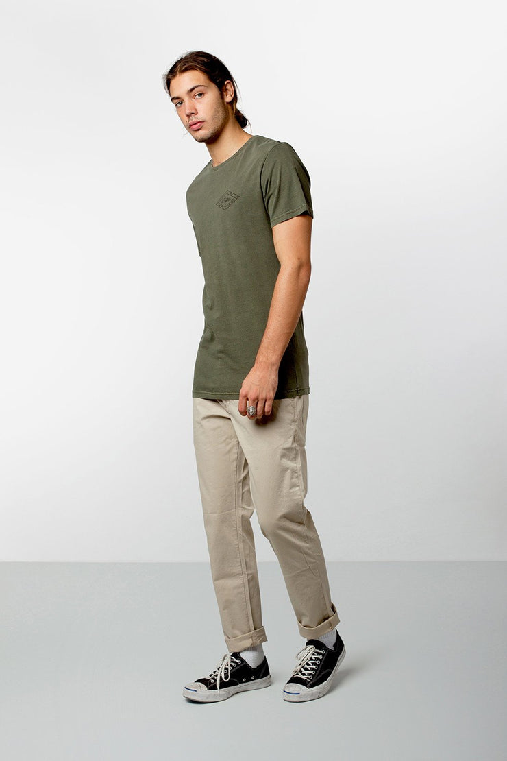 LABEL T-SHIRT DUSTED OLIVE