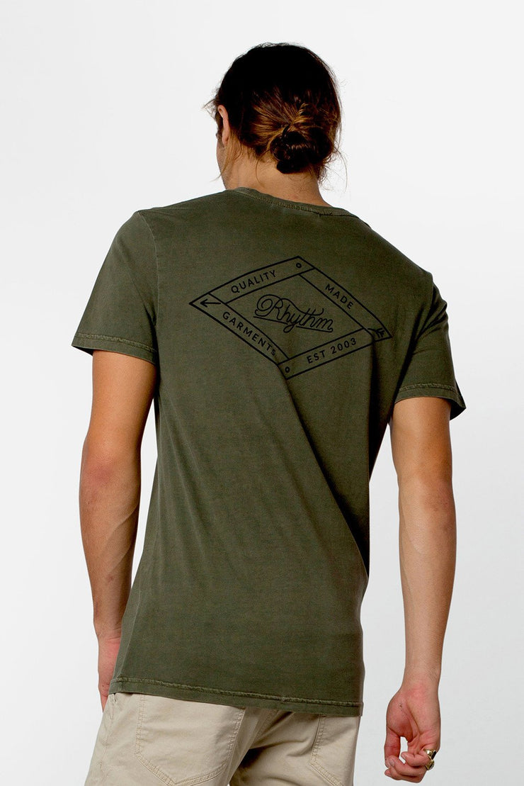 LABEL T-SHIRT DUSTED OLIVE