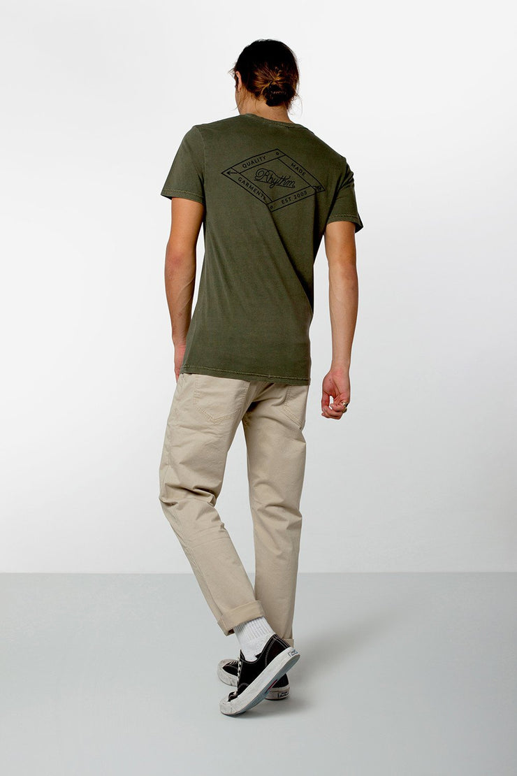 LABEL T-SHIRT DUSTED OLIVE